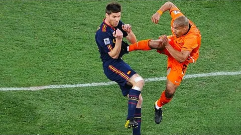 “水晶宫主场激战正酣，11胜8负战绩能否助其伯恩利一役逆袭夺冠？”